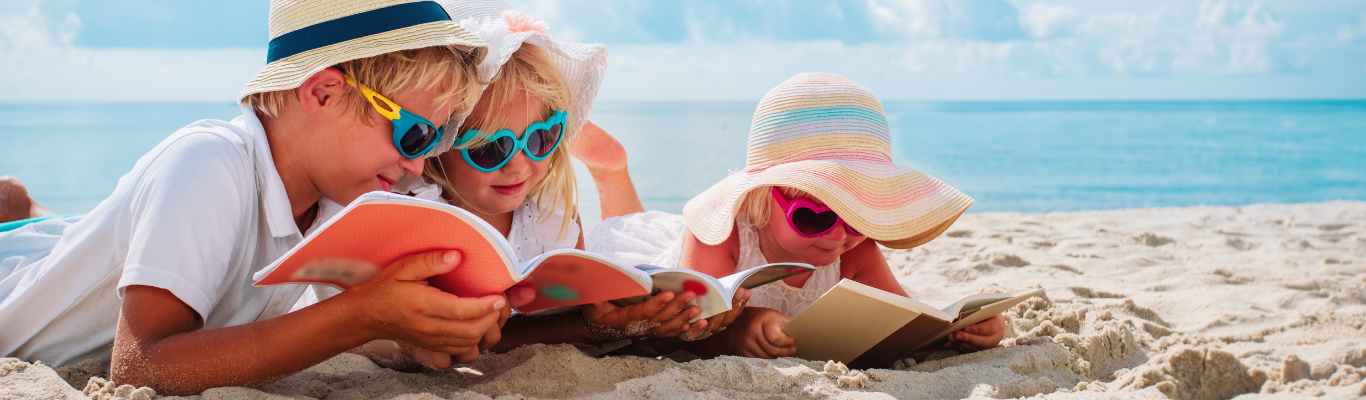 Barn som läser på stranden