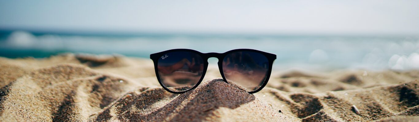 Solglasögon på en sandstrand.
