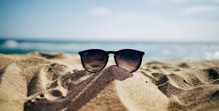 Solglasögon på en sandstrand.