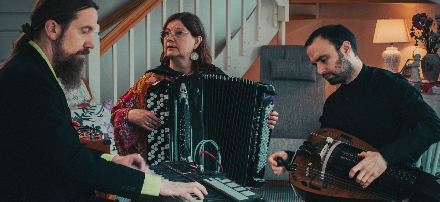 Medlemmarna i bandet Mielo Trio spelar tillsammans